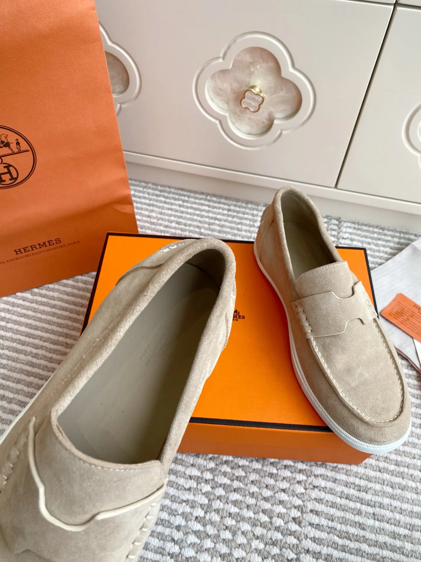 p560✨Hermes Couple Loafers｜Walking in the urban high-end, easily wearing Hermès temperament✨Who says luxury and comfort can’t have both?  This pair of H’s classic loafers really does it!  ▪️"Customized imported Yangjing fabric" is soft and delicate ▪️"Full sheepskin lining" + "soft-soled shoes" design. Your feet will be healed the moment you put them on~ It's like stepping on clouds☁️You won't feel tired after walking all day!  The iconic "H" buckle is low-key and luxurious. It is matched with a rubber outsole. It is lightweight and stylish. Whether you are commuting or shopping, you can easily achieve casual urban style🏙 Can be worn by couples. Full range of sizes, girls 35-41 | boys 39-45. Wear them together when going out. Sweet and high-end💑 Original mold opening. Details are in place. Those who understand will be attracted at a glance ️❤️ #Hermès loafers #coupleshoes #lightweight and versatile shoes